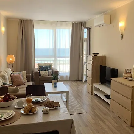 C - бийч с Apartamento