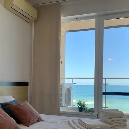 C - бийч с Apartamento