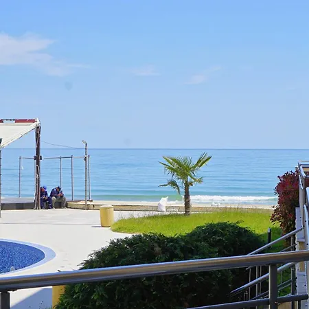 C - бийч с Apartamento