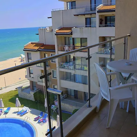 C - бийч с Apartament *