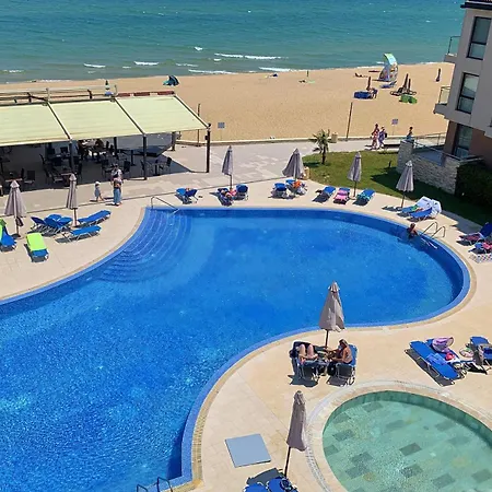 C - бийч с Apartament *