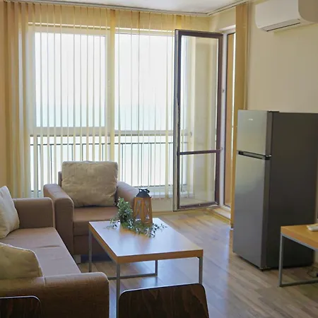 C - бийч с Apartament